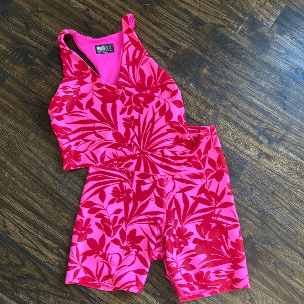 Beach riot bra + shorts